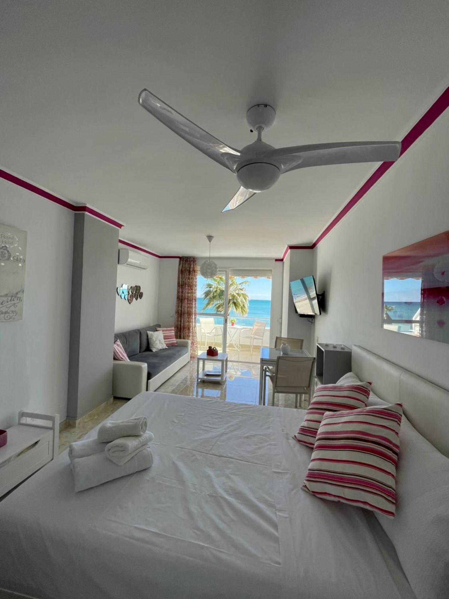 Roca Chica. Studio - First Line Beach Torremolinos Buitenkant foto