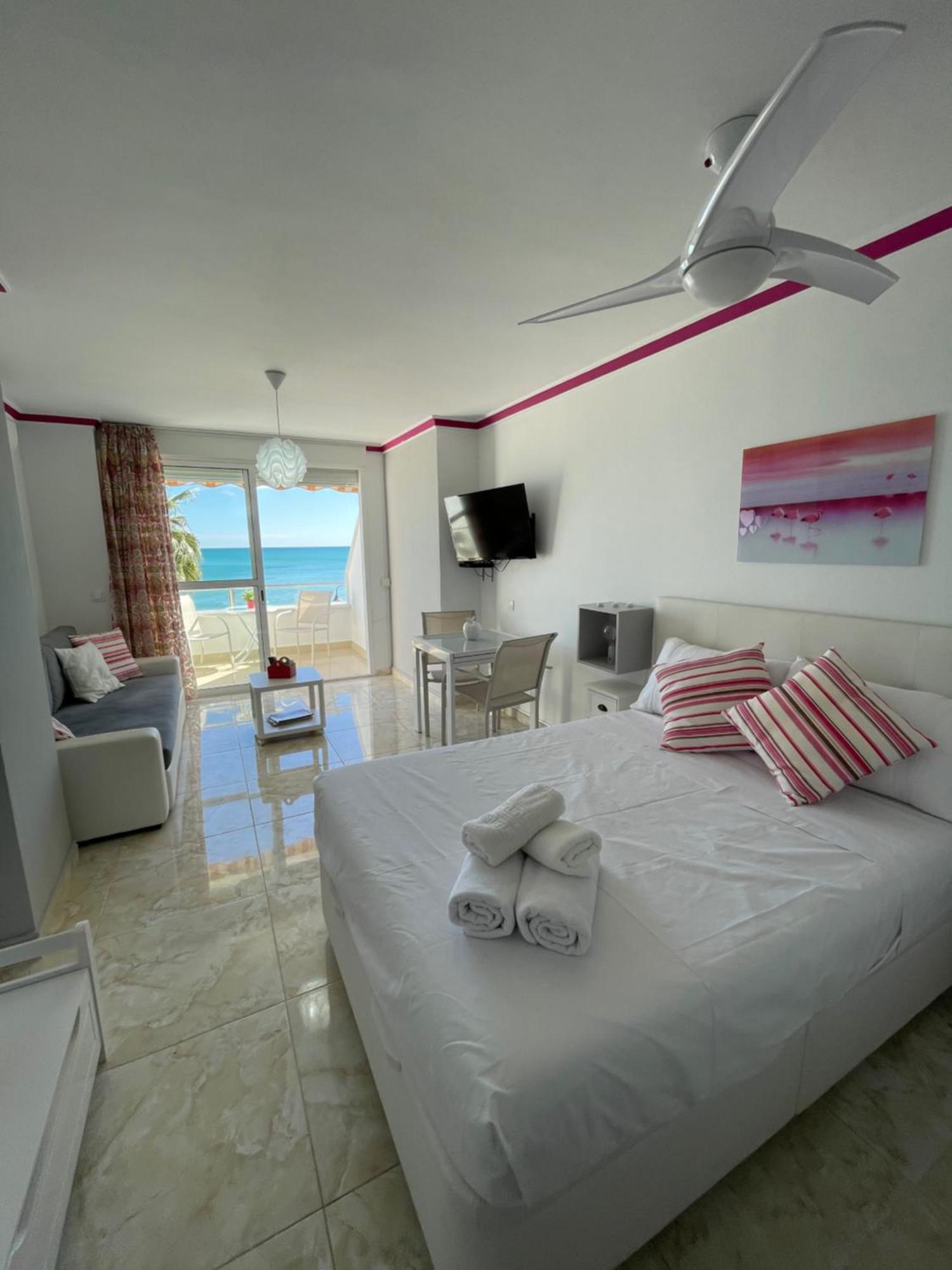Roca Chica. Studio - First Line Beach Torremolinos Buitenkant foto