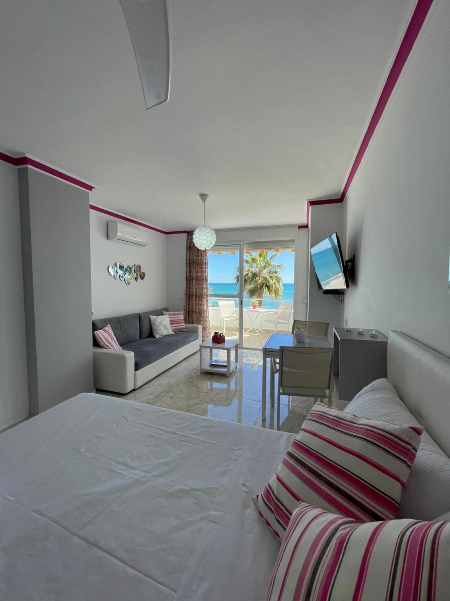Roca Chica. Studio - First Line Beach Torremolinos Buitenkant foto
