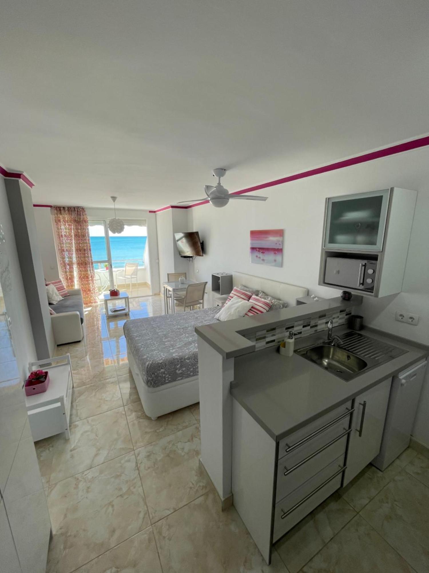 Roca Chica. Studio - First Line Beach Torremolinos Buitenkant foto