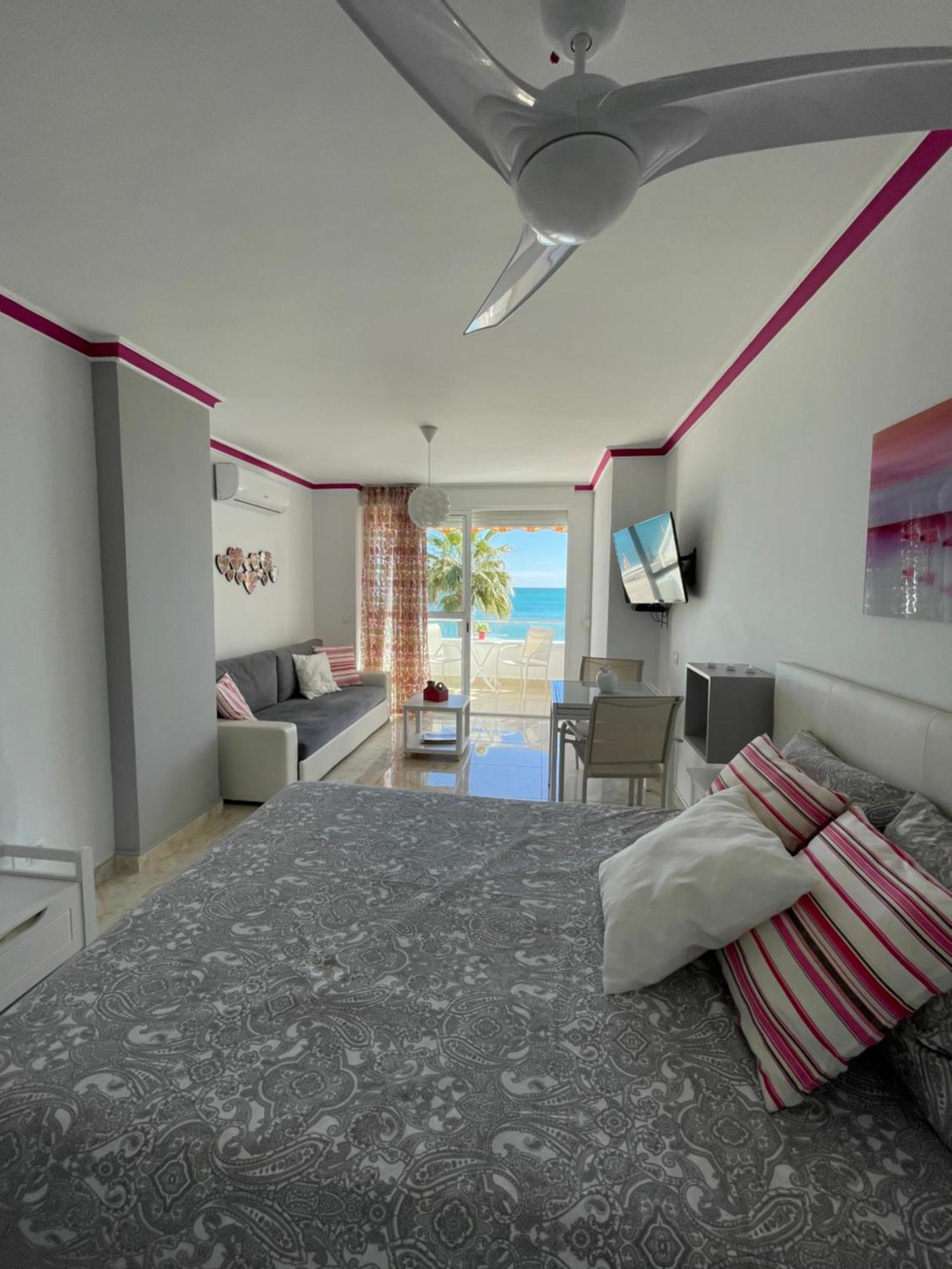 Roca Chica. Studio - First Line Beach Torremolinos Buitenkant foto